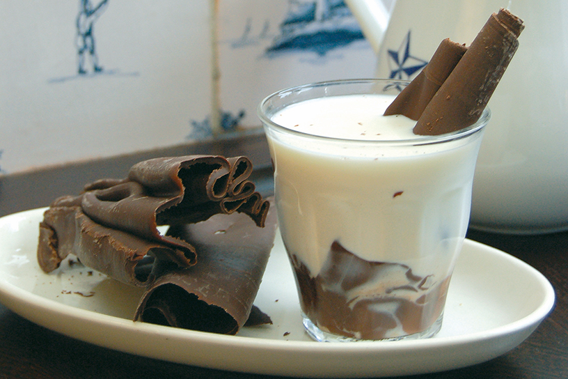 Melk met stukken chocola op een bordje